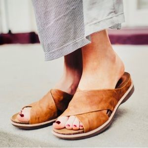 Sofft Brylee leather flat sandals size 9 brown NWT sold out